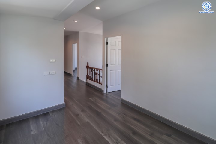 บ้านมือสองตกแต่งใหม่ ม.กฤษดาลากูน กาญจนาภิเษก-นครอินทร์ บนเนื้อที่ 85.9 ตร.ว. สนามหญ้ากว้างถึง 180 ตร.ม. ฟังก์ชัน 3 ห้องนอน 1 ห้องนอนแม่บ้าน 4 ห้องน้ำ 2 ที่จอดรถ บนทำเลเยี่ยมสุด เชื่อมต่อถนนหลายเส้นทาง ใกล้จุดขึ้นทางด่วน "ศรีรัช"